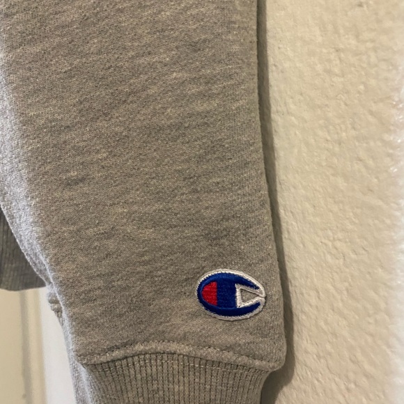 Champion Crewneck Sweatshirt. - Picture 2 of 2